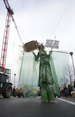 Berlin  Deutschland  Frau auf Stelzen demonstriert bei der Demo - Wir haben es satt!