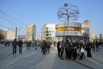 Berlin  Deutschland  Menschen auf dem Alexanderplatz an der Weltzeituhr