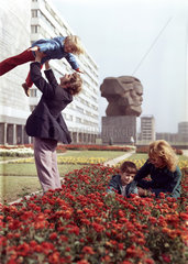 Karl-Marx-Stadt (Chemnitz)  DDR  glueckliche Familie vor dem Karl-Marx-Monument