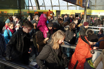 Berlin  Deutschland  Reisende auf einem S-Bahnsteig des Hauptbahnhof