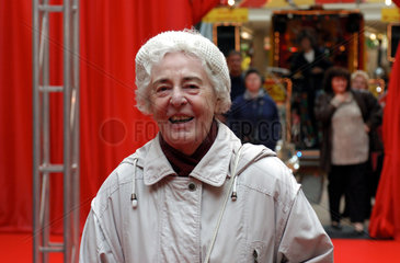 Berlin  eine alte Dame im Einkaufscenter