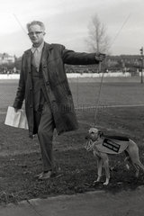 Dresden  DDR  Besitzer eines Greyhounds  Sieger eines Windhunderennens auf der ehemaligen Radrennbahn Johannstadt