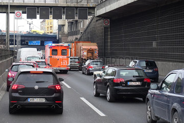 Berlin  Deutschland  Rettungswagen der Berliner Feuerwehr kommt auf der A100 nicht voran