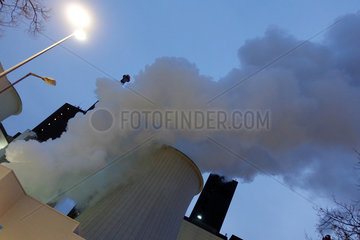 Berlin  Deutschland  Dampfwolken am Heizkraftwerk Lichterfelde bei Daemmerung