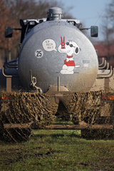 Haselund  Deutschland  Fluessigdungstreuer mit Snoopy-Zeichnung auf dem Feld