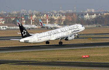 Berlin  Deutschland  Airbus A321 der Fluggesellschaft Lufthansa Star Alliance beim Start vom Flughafen Berlin-Tegel