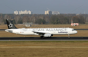 Berlin  Deutschland  Airbus A321 der Fluggesellschaft Lufthansa Star Alliance auf der Startbahn des Flughafen Berlin-Tegel