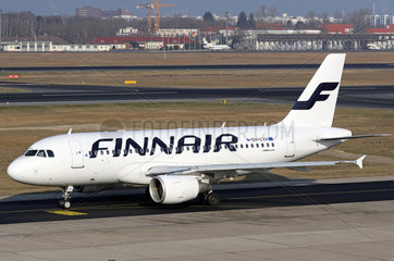 Berlin  Deutschland  Airbus A319 der Fluggesellschaft Finnair auf dem Vorfeld des Flughafen Berlin-Tegel