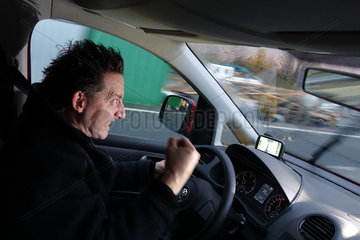 Berlin  Deutschland  Aggressiver Autofahrer auf der Autobahn