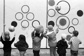 Berlin  DDR  Jungen werfen in einer Kindertagesstaette Baelle gegen eine Torwand