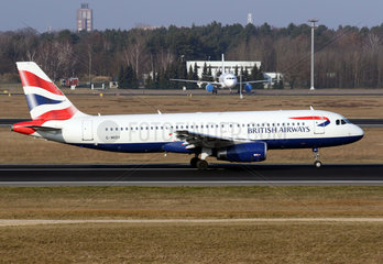 Berlin  Deutschland  Airbus A320 der Fluggesellschaft British Airways auf der Startbahn des Flughafen Berlin-Tegel