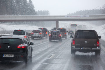 Droyssig  Deutschland  zaehfliessender Verkehr auf der Autobahn A9 nach Schneefall