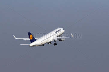 Berlin  Deutschland  Airbus A320 der Fluggesellschaft Lufthansa nach dem Start