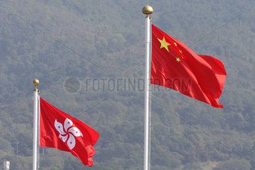 Hongkong  China  Nationalfahne der Volksrepublik China und Laenderfahne von Hongkong