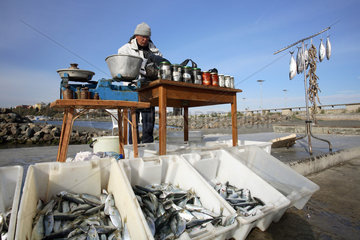 Nessebar  Fischhaendler am Hafen