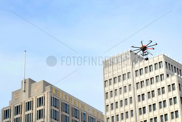 Berlin  Deutschland  Octocopter am Potsdamer Platz