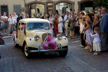 Colmar  Frankreich  frisch verheiratetes Ehepaar faehrt mit dem Hochzeitsauto durch die Altstadt