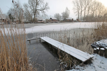 Bovenau  Deutschland  gefrorener alter Eider-Kanal nahe der Schleuse bei Kluvensiek