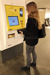 Berlin  Deutschland  junge Frau kauft sich einen Fahrschein an einem Automaten der BVG
