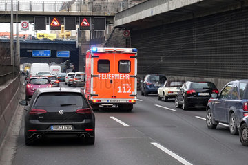 Berlin  Deutschland  Autos bilden auf der A100 eine Rettungsgasse fuer einen Rettungswagen der Berliner Feuerwehr