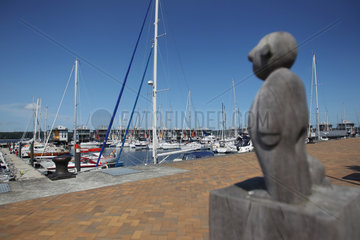 Flensburg  Deutschland  Skulptur aus Holz am Marina Sonwik  Yachthafen im Flensburger Stadtteil Sonwik