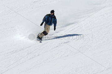 Ein Snowboarder auf der Piste des Gipfels Nair