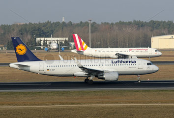 Berlin  Deutschland  Airbus A320 der Fluggesellschaften Lufthansa und germanwings auf Start- und Landebahn des Flughafen Berlin-Tegel