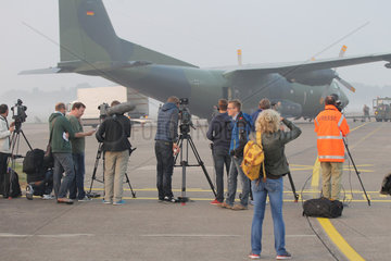 Rendsburg  Deutschland  Presseauflauf bei der Transall der Bundeswehr auf dem NATO-Flugplatz Hohn