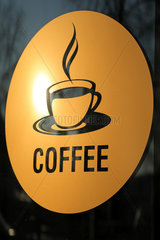 Berlin  Deutschland  Sticker mit der Aufschrift Coffee und Piktogramm einer Kaffeetasse