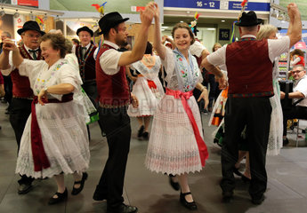 Berlin  Deutschland  Tanzauffuehrung auf der Internationalen Gruenen Woche