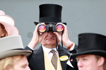 Ascot  Grossbritannien  Mann mit Zylinder schaut durch sein Fernglas