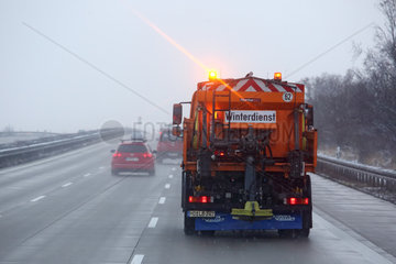 Leipzig  Deutschland  Winterdienst streut auf der Autobahn A9 Salz gegen Glaette