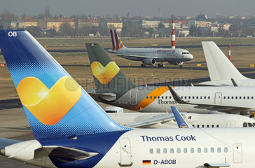 Berlin  Deutschland  Maschinen der Fluggesellschaften germanwings und Condor auf dem Vorfeld des Flughafen Berlin-Tegel