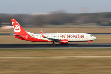 Berlin  Deutschland  Boeing 737-800 der insolventen Fluggesellschaft Air Berlin auf der Startbahn des Flughafen Berlin-Tegel
