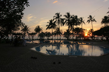 Hikkaduwa  Sri Lanka  der Pool des Hotels Coral Garden in der Abenddaemmerung