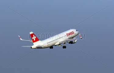 Berlin  Deutschland  Airbus A320 der Fluggesellschaft Swiss International Airlines nach dem Start