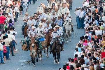 Almonte  Spanien  Saca de las yeguas - Reiter treiben eine Pferdeherde duch die Stadt