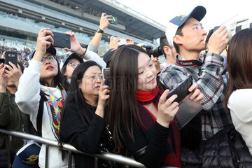 Hongkong  China  Asiaten fotografieren mit ihren Smartphones