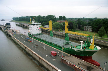 Frachter in der Schleuse Brunsbuettel  Nord-Ostsee-Kanal