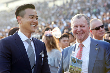 Hongkong  China  Eddie Peng  Schauspieler (links) und Winfried Engelbrecht-Bresges  CEO des Hong Kong Jockey Club