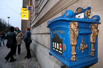 Potsdam  Deutschland  Briefkasten am Postamt