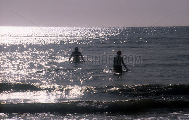 La Gomera  Touristen gehen im Meer baden