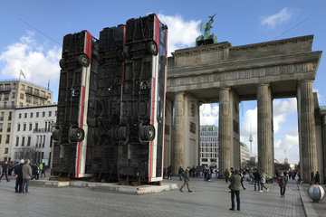 Berlin  Deutschland  Anti-Kriegs-Skulptur Monument des deutsch-syrischen Kuenstlers Manaf Halbouni vor dem Brandenburger Tor