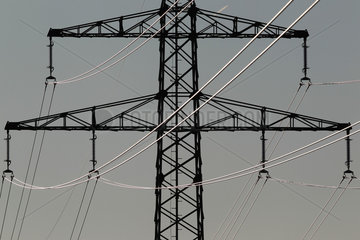 Grossenwiehe  Deutschland  neu verlegte Stromleitungen an einem Hochspannungsmast