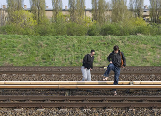 Menschen auf Bahngleisen