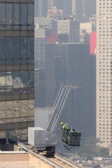 Hongkong  China  Fassadenreiniger bei der Arbeit