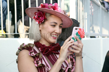 Hongkong  China  elegant gekleidete Asiatin mit Hut fotografiert mit ihrem Smartphone