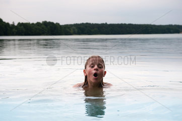 Lychen  Deutschland  ein Kind badet im Wurlsee