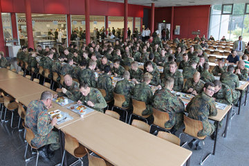 Ploen  Deutschland  Rekruten der Marineunteroffizierschule in der Kantine