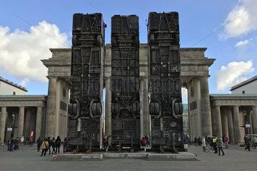 Berlin  Deutschland  Anti-Kriegs-Skulptur Monument des deutsch-syrischen Kuenstlers Manaf Halbouni vor dem Brandenburger Tor